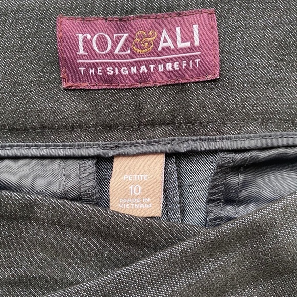 Roz & Ali Navy suit pants ‼️HAS MATCHING JACKET‼️, Size 10P - Picture 4 of 5